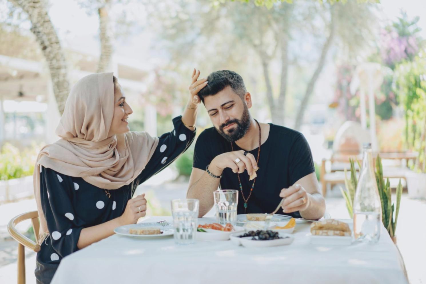 Familie beim gemeinsamen Lernen